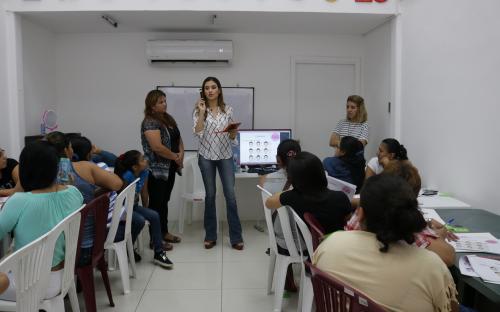 TIA dictó curso de maquillaje en el Centro de Desarrollo Comunitario