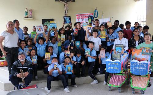 Donamos libros para la Unidad Educativa Fiscomisional San Ignacio de Loyola