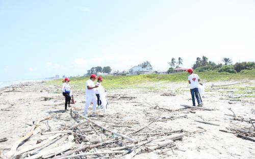 Voluntariado de TIA se une a limpieza de playas