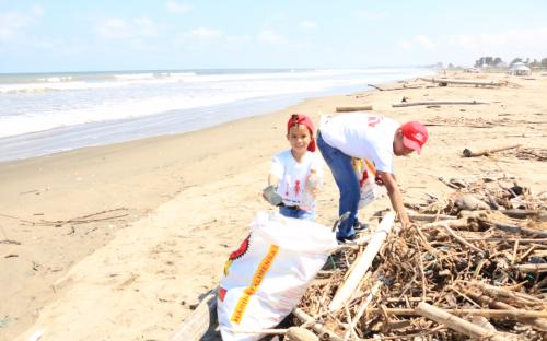 Voluntariado de TIA se une a limpieza de playas