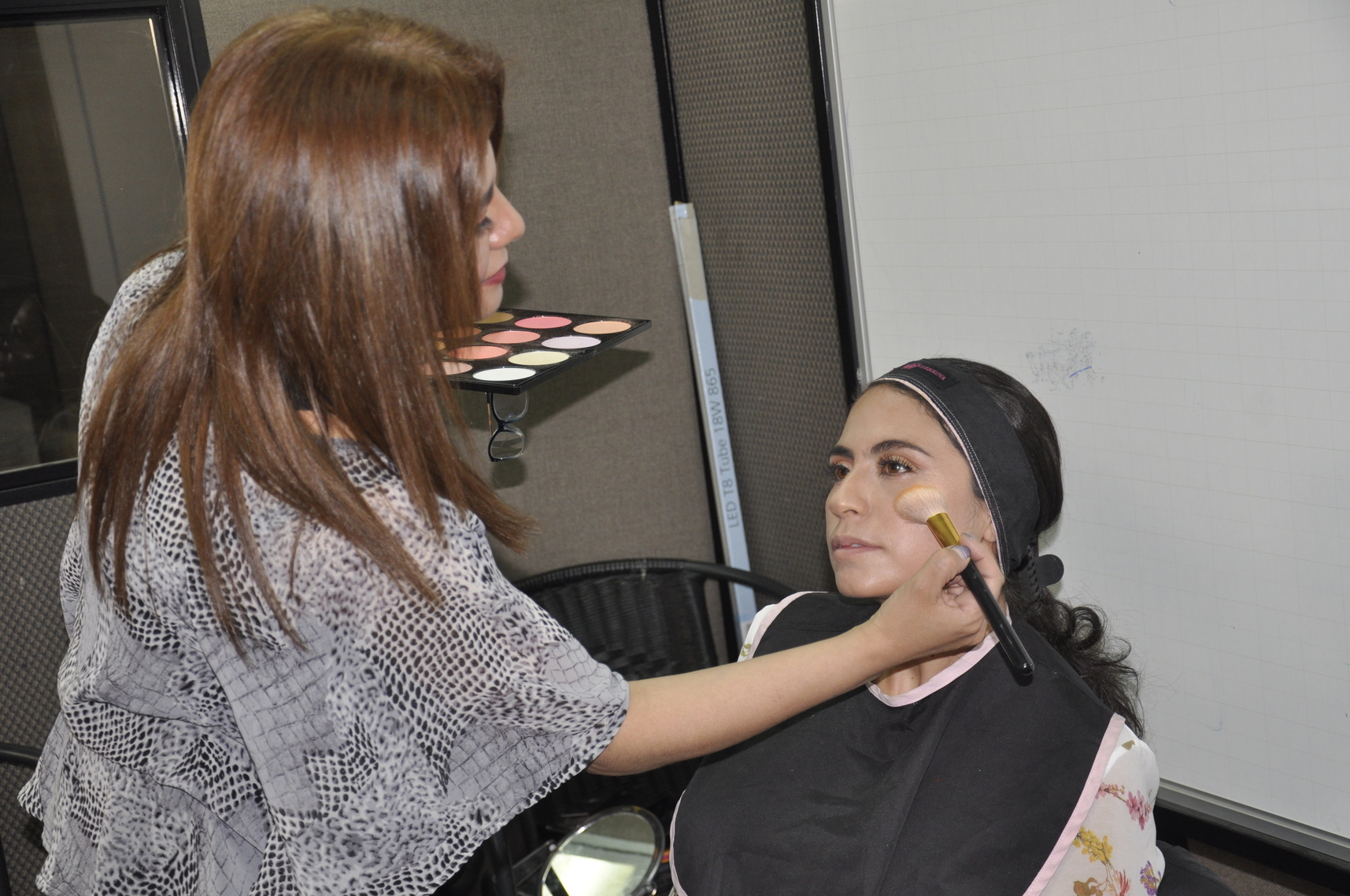 CULMINAMOS NUESTRO PRIMER CURSO DE MAQUILLAJE EN QUITO | Tía Corporativo