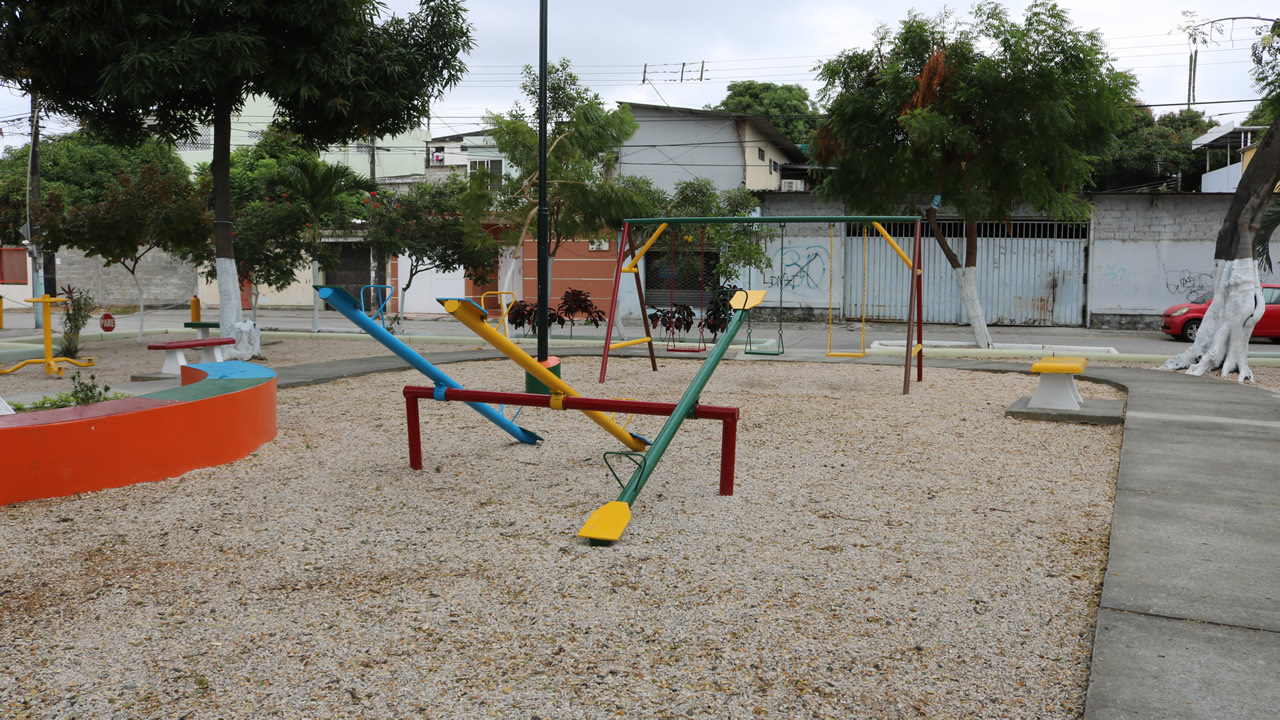 Tía-Remodelamos parque en el sector Guayacanes