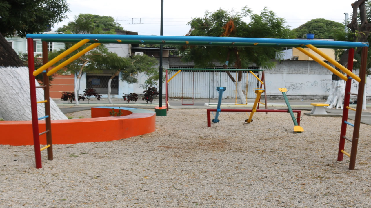 Tía-Remodelamos parque en el sector Guayacanes